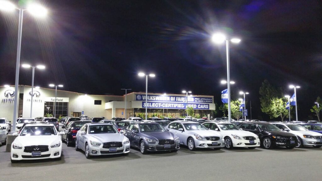 auto dealerships and LED parking lot lights, the best pairing